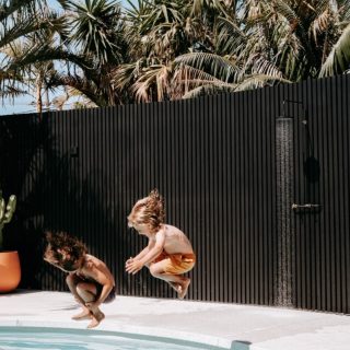 🖤🎶
#outdoorshowers #outdoorliving  #pooldesign #resortliving #freshoutdoorshowers #urbangardening #garden #outdoors #beautiful #landscaping
#australianmade #showeringinthefreshair #plumbing #refresh #powdercoated #copper #brass #backyard #sandyfeet #sandykids #saltyhair #fresh #coastalliving 
#poolside #cleanbathroom
