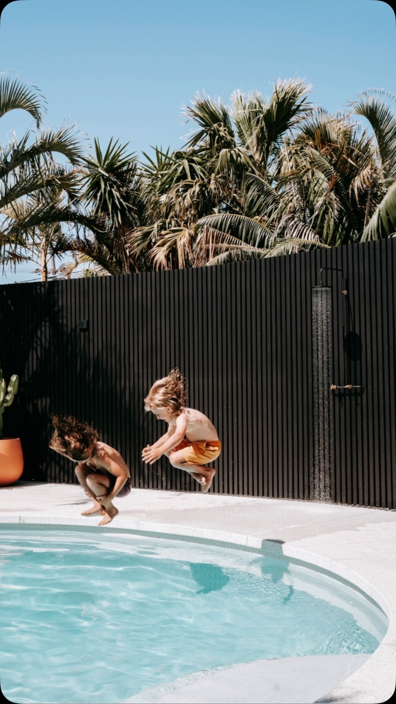 🖤🎶
#outdoorshowers #outdoorliving #pooldesign #resortliving #freshoutdoorshowers #urbangardening #garden #outdoors #beautiful #landscaping
#australianmade #showeringinthefreshair #plumbing #refresh #powdercoated #copper #brass #backyard #sandyfeet #sandykids #saltyhair #fresh #coastalliving
#poolside #cleanbathroom